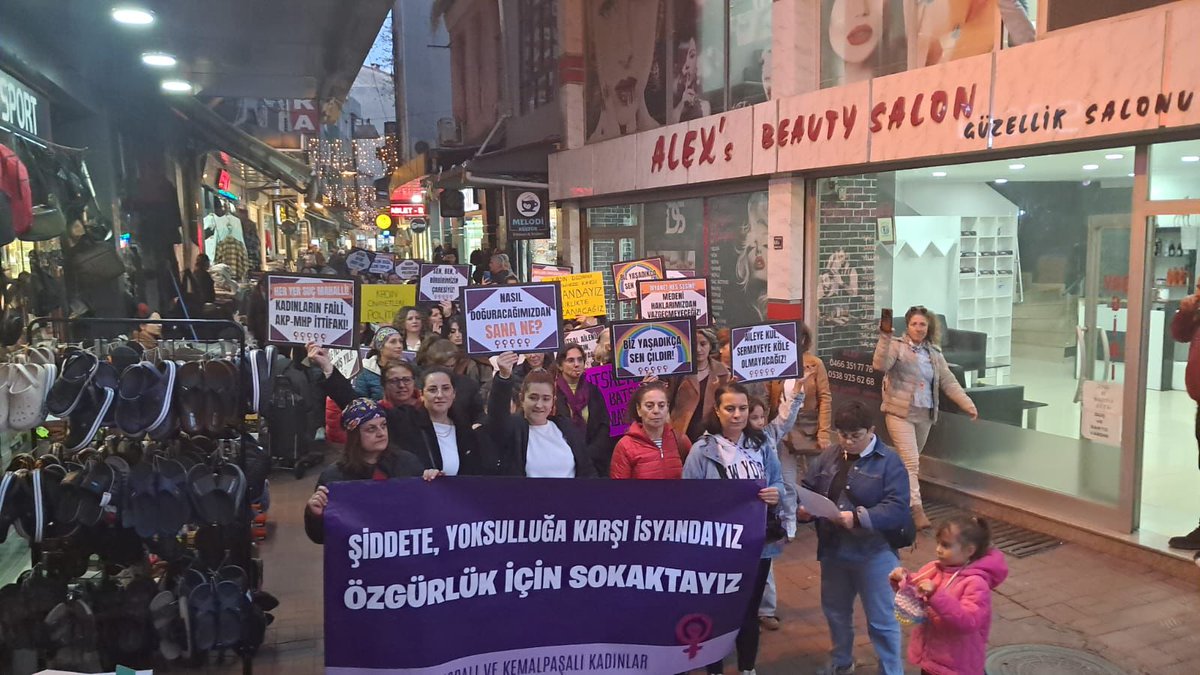 sendika_org's tweet photo. İl İl 25 Kasım eylemleri

📍Artvin/Hopa

Dumlupınar Caddesi üzerinde yürüyen Hopalı ve Kemalpaşalı kadınlar, yürüyüşe başladıkları Hopa Parkı'na dönerek basın açıklaması yaptı

https://t.co/tzAKV3pfw4 https://t.co/JcF7G6zfXL
