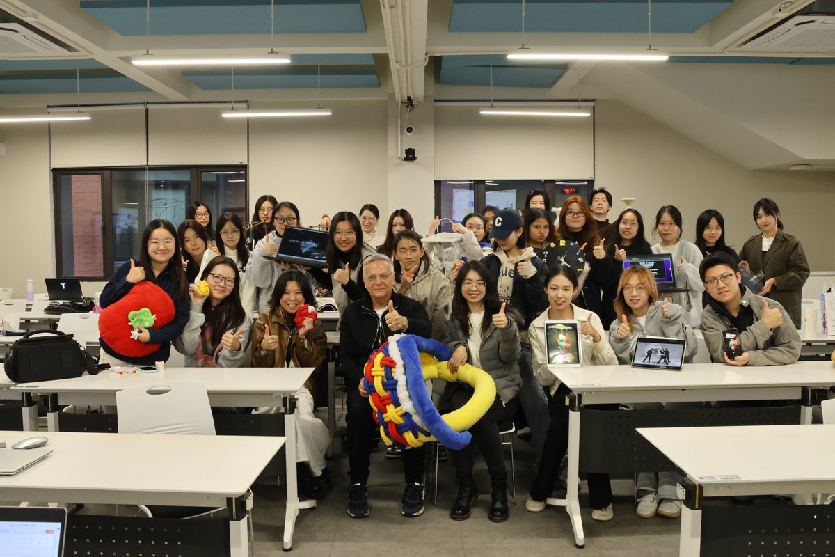 BNU_SFD's tweet photo. The 2025 Visual Design Fundamentals course for MA has come to an end. Our students have gained a great deal! #design #tonybrown #designcourse https://t.co/ysvWMzpfJz