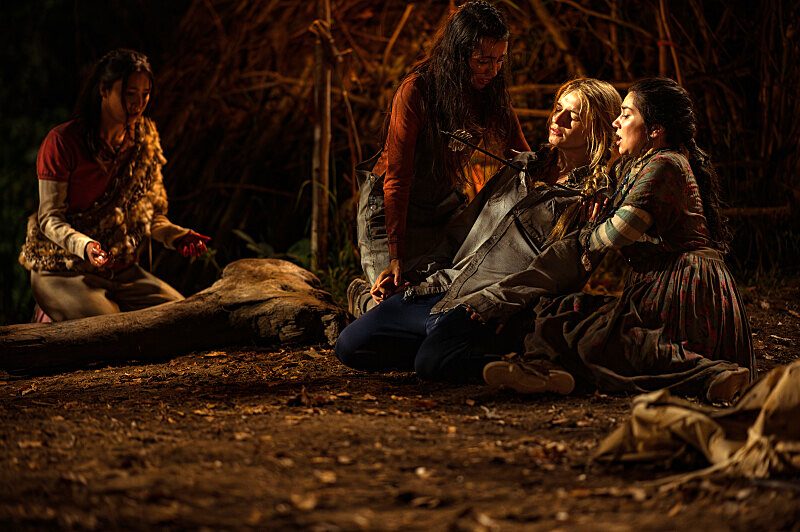 extrajackets's tweet photo. #yellowjackets #extrajackets #mari #robin #genlissa https://t.co/AqnOtZCDti