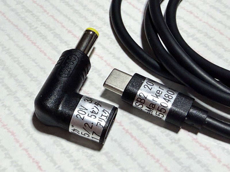 ritsukaPya's tweet image. TypeCケーブル類にラベルを貼っているところ。
面倒くさいけど、後でどれが何に対応してるか分からなくなるので。