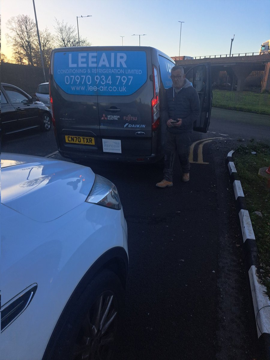 BumperFpl's tweet image. People of South Wales stay away from this company, admittedly I was in the wrong whilst rushing to pick my kids up but for this guy to then get out of his van swearing and shouting at me, threatening me with violence.

Absolutely disgusting @leeair

#leeair #airconditioning