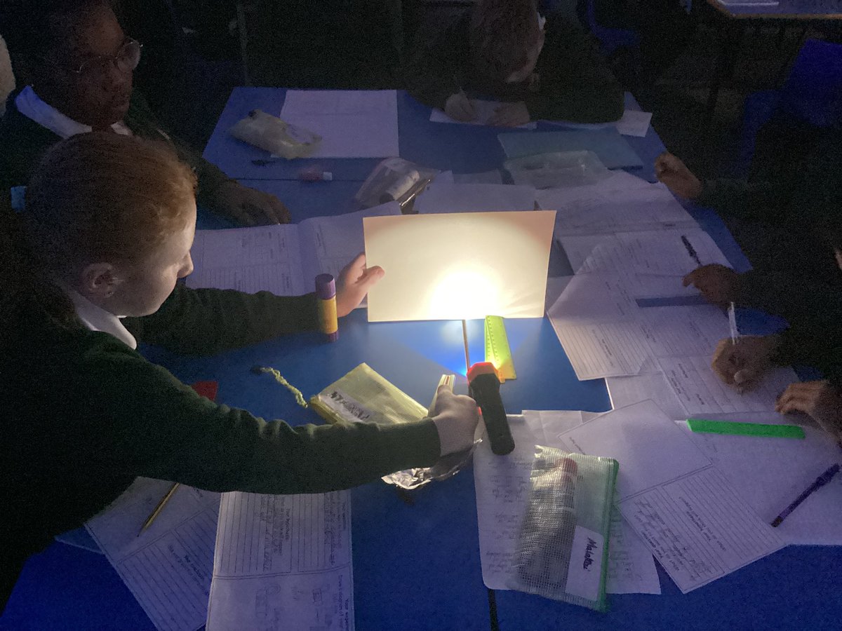 StMM_2021's tweet image. 6W enjoyed carrying out a science experiment today to test how reflective different materials were.