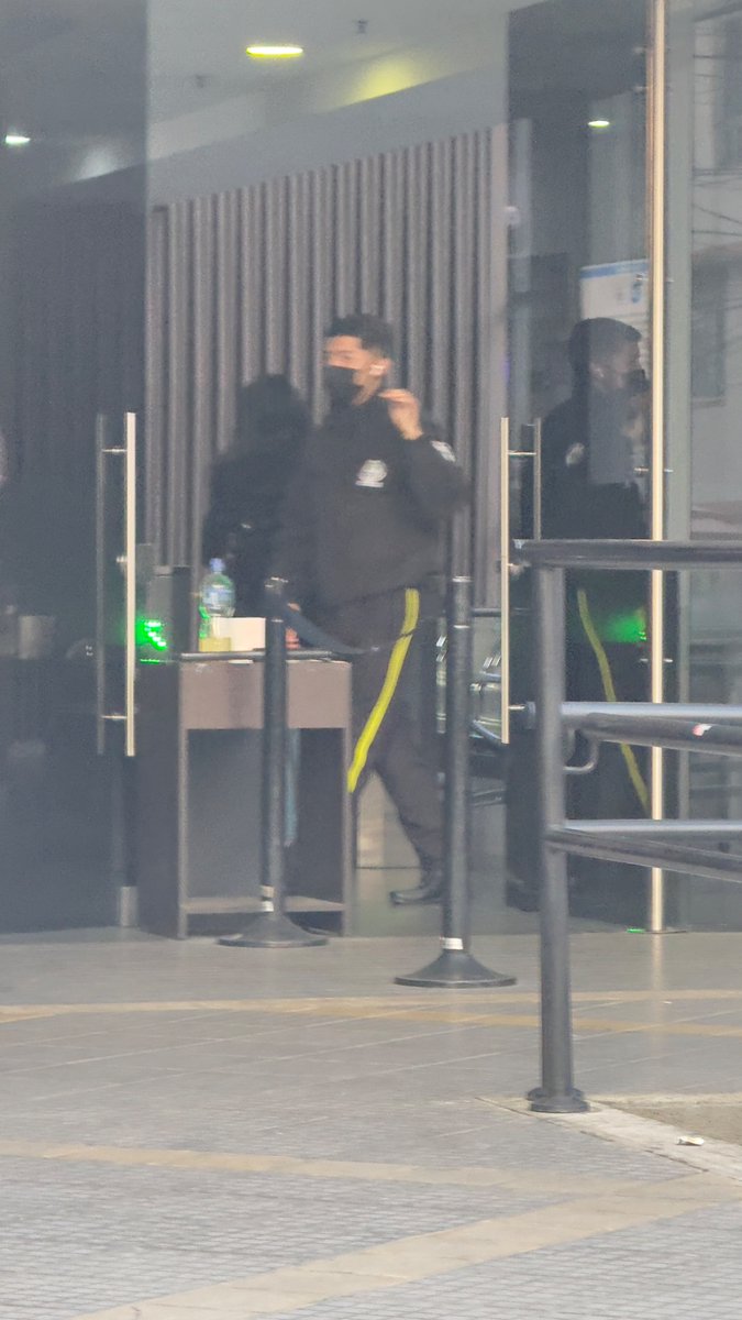elnavaro's tweet photo. Ayer, en el @CPOolaya , el personal de @SevinLtda 
Los vigilantes ejercieron violencia verbal y abuso de poder. Me sentí en riesgo como mujer y usuaria del sistema de salud.
@Supersalud @SuperVigilancia exijo investigación y garantías de no repetición.
Esto NO puede normalizarse. https://t.co/J7ho9C3rGK