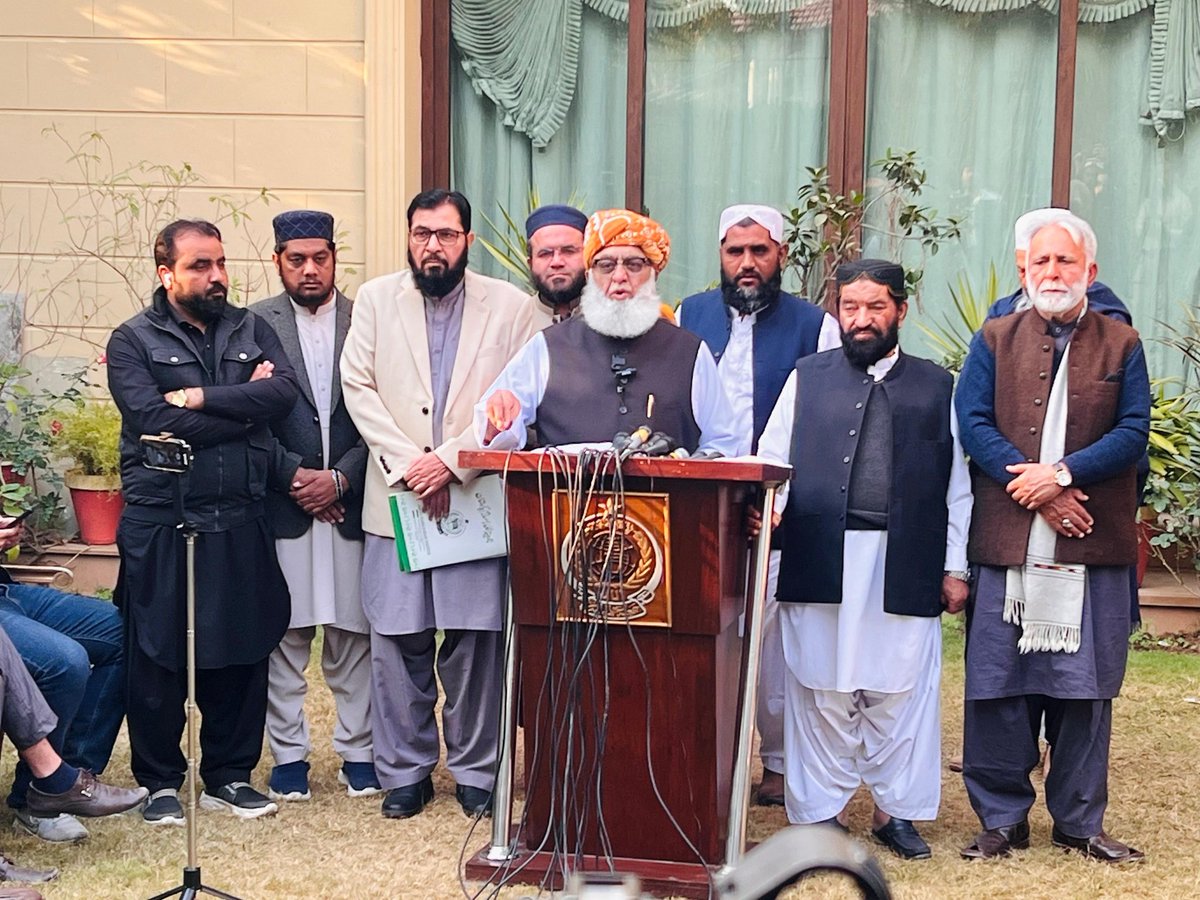 صدر اور تینوں مسلح افواج کے سربراہان 27 ویں ترمیم کے تحت دیے ہوئے استثنیٰ اور مراعات کو مسترد کر دیں،
ورنہ یہ آئین طبقاتی نظام پیدا کرے گا،
کچھ پاکستانی قانونی سے ماورا ہوں گے کچھ پابند ہوں گے۔
مولانا فضل الرحمان صاحب 
#JUIRejects27thAmendment