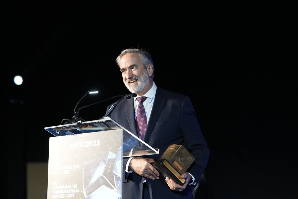 🏆 El momento más emotivo de las Jornadas #STIC2025

🛡️Premio Extraordinario a la Trayectoria Profesional en favor de la Ciberseguridad: Luis Jiménez, Coronel de Infantería y durante 10 años Subdirector General del #CCN
[Sigue hilo]  👇🧵
