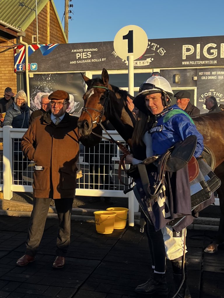 HerefordRaces's tweet image. Race 6 Result - Aramstone Mares’ Handicap Hurdle 

🥇 Granny Hawkins 
🥈 Sain Et Sauf
🥉 Jammy Jay 

Trainer: Alan King
Jockey: Tom Bellamy 
Owner: G Kennington