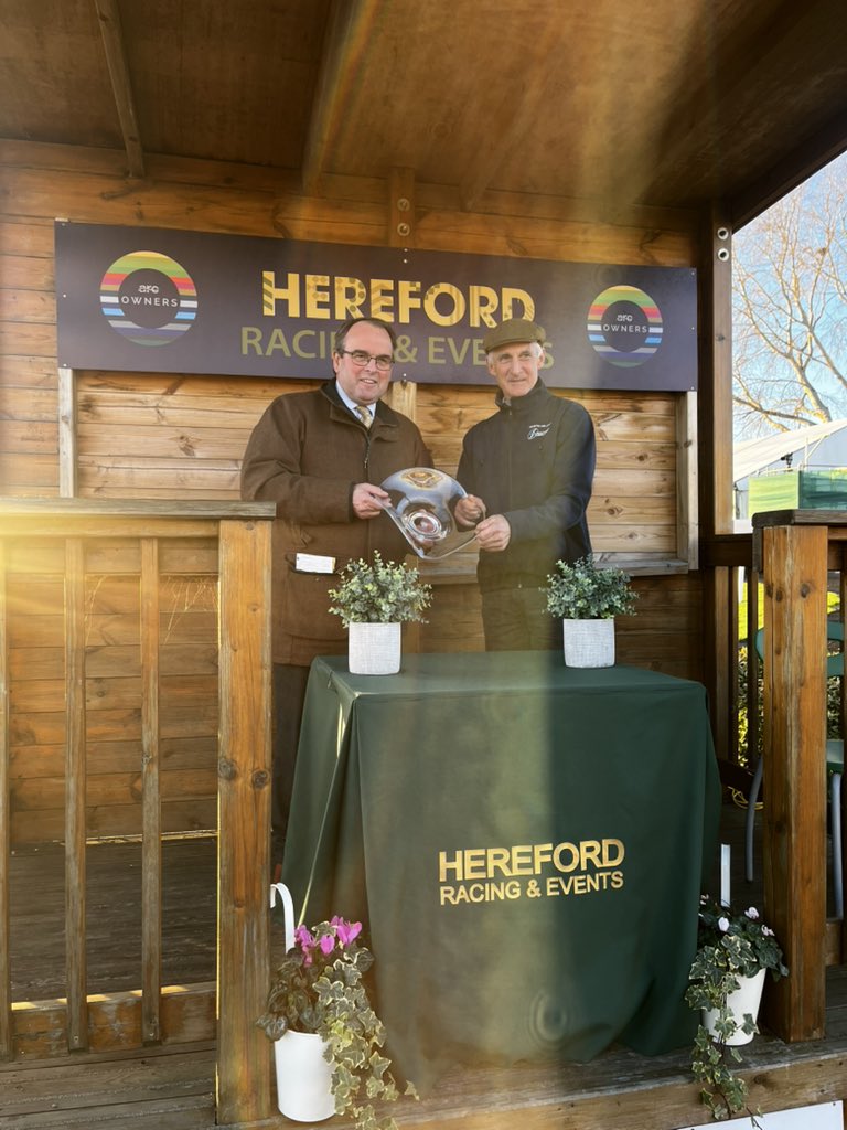 HerefordRaces's tweet image. Race 6 Result - Aramstone Mares’ Handicap Hurdle 

🥇 Granny Hawkins 
🥈 Sain Et Sauf
🥉 Jammy Jay 

Trainer: Alan King
Jockey: Tom Bellamy 
Owner: G Kennington