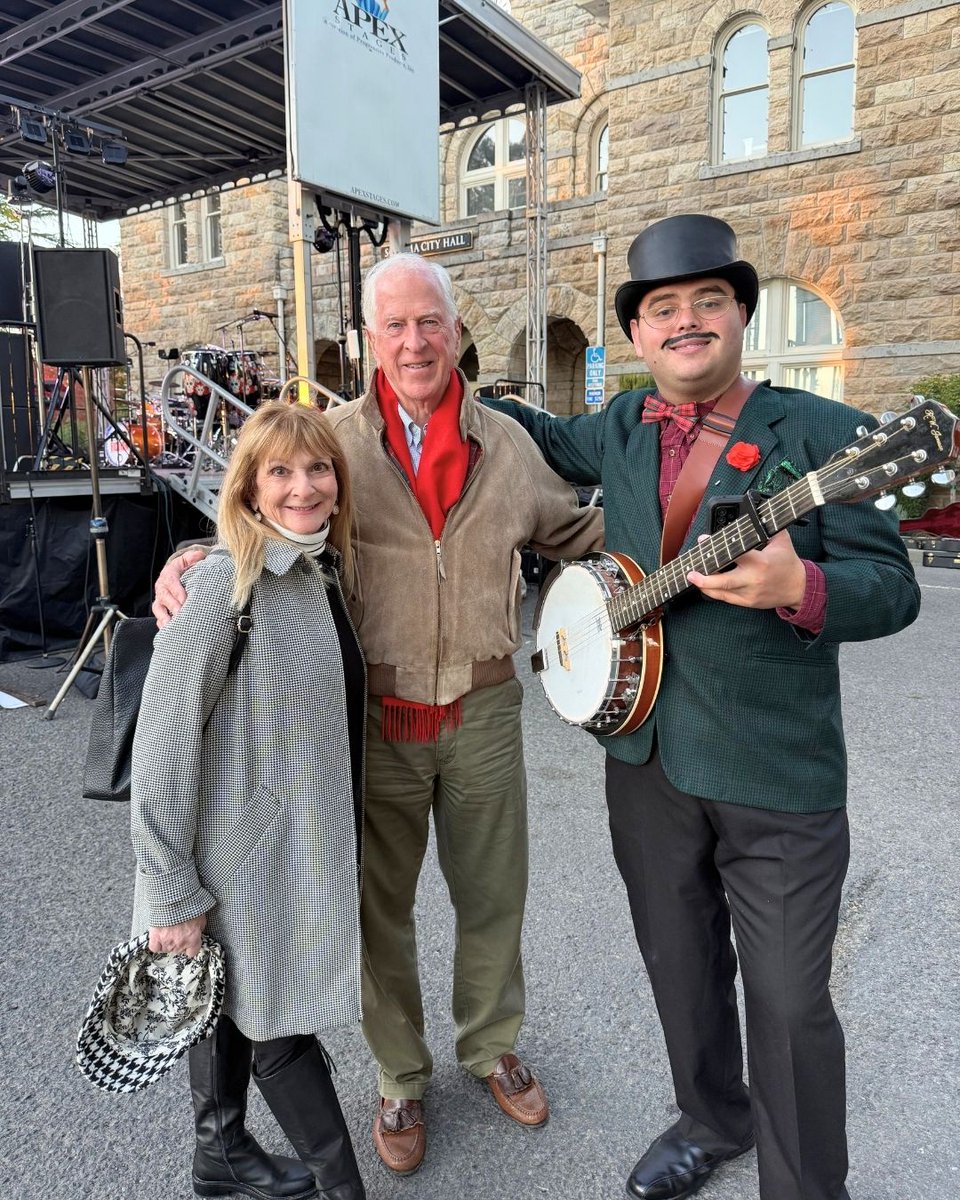 RepThompson's tweet image. Grateful to join our neighbors, local leaders, and @Sonoma_Valley  for their annual lighting ceremony. It’s always a joy to welcome in the festive season while we celebrate our community and support small businesses. Happy holidays, Sonoma!