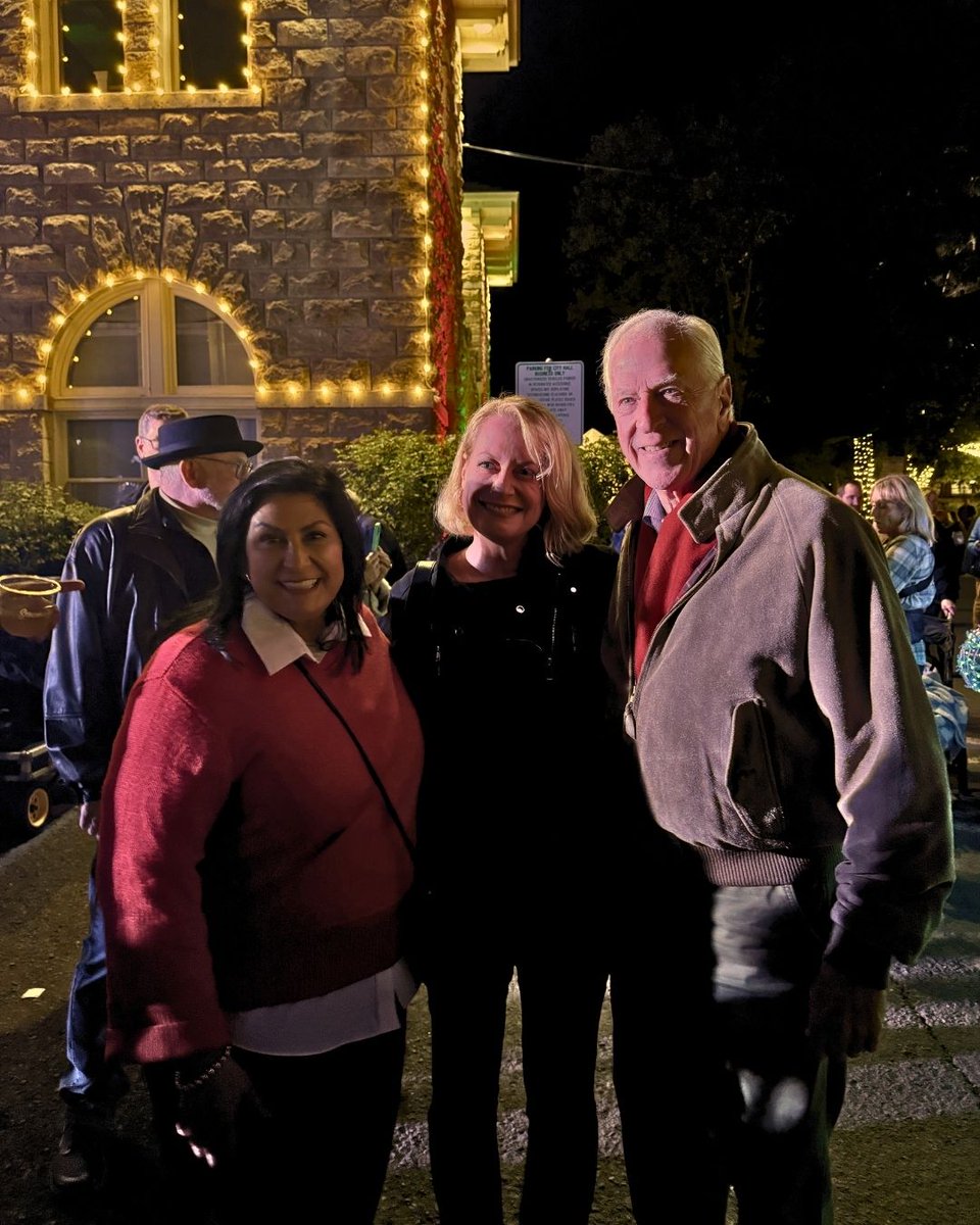 RepThompson's tweet image. Grateful to join our neighbors, local leaders, and @Sonoma_Valley  for their annual lighting ceremony. It’s always a joy to welcome in the festive season while we celebrate our community and support small businesses. Happy holidays, Sonoma!
