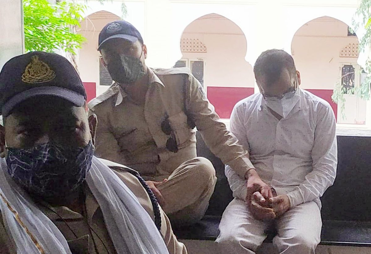 Shubhamshuklamp's tweet image. ब्राह्मणों पर अभद्र टिप्पणी करने वाले IAS संतोष वर्मा ने अब बयान जारी कर कहा है कि उसका बयान सामाजिक समरसता के लिए थे।

इस भीख के IAS को ये भी बताना चाहिए कि ये अगर सामाजिक समरसता चाहता है तो — “डोम जी, दुसाध जी, मुसहर जी, मांझी जी, भुईंया जी से कह बेटी रोटी का रिश्ता रखेगा?

अगर…