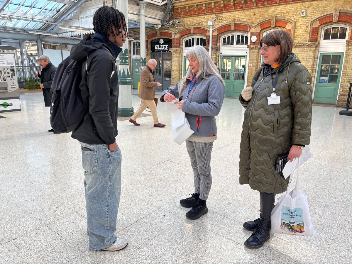SoutheastCRP's tweet image. Scores of passengers have been given a message of love with knitted white hearts for White Ribbon Day.  

The knitted and crocheted hearts offered a gesture of care to passengers, railway staff and businesses in Eastbourne and Hastings.

#communityrail #whiteribbonuk