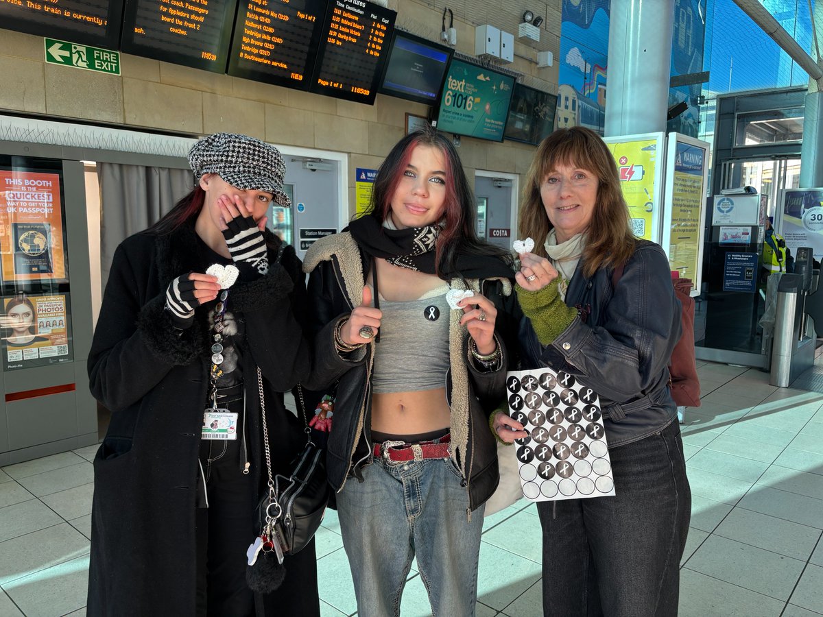 SoutheastCRP's tweet image. Scores of passengers have been given a message of love with knitted white hearts for White Ribbon Day.  

The knitted and crocheted hearts offered a gesture of care to passengers, railway staff and businesses in Eastbourne and Hastings.

#communityrail #whiteribbonuk