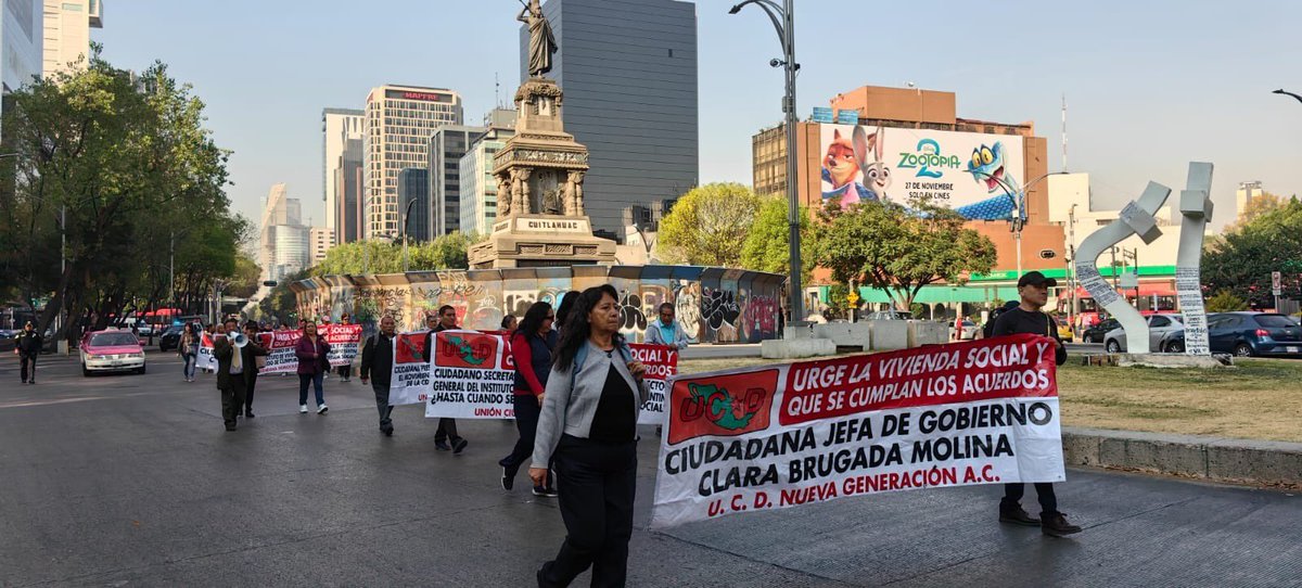 NotMax_Oficial's tweet photo. 🚶‍♂️ Marcha en CDMX por tema de vivienda

Un grupo aproximado de 20 integrantes de la Unión Ciudadana Democrática marcha desde el Ángel de la Independencia rumbo al Zócalo Capitalino, en demanda de soluciones a temas de vivienda.

📍 Avanzan sobre Av. Versalles, portan mantas alusivas a la vivienda social.
👥 La movilización es encabezada por César Lonche.
📆 Martes 25 de noviembre de 2025
📌 Alcaldía Cuauhtémoc, Paseo de la Reforma, Colonia Juárez.

⚠️ Posibles afectaciones viales en Reforma y Centro Histórico.

🔎 Seguiremos informando.

#NotMax #CDMX #Marcha #Vivienda #Reforma #Zócalo #MovilizaciónSocial #TránsitoCDMX #Cuauhtémoc #Ciudadanos