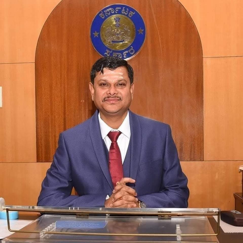 GSalhalli's tweet photo. ಕರ್ನಾಟಕ ರಾಜ್ಯದ ಖನಿಜ ನಿಗಮದ ವ್ಯವಸ್ಥಾಪಕ ನಿರ್ದೇಶಕರಾದ ಹಿರಿಯ ಐಎಎಸ್ ಅಧಿಕಾರಿ ಮಹಾಂತೇಶ್ ಬೀಳಗಿ ಅವರು ರಸ್ತೆ ಅಪಘಾತದಲ್ಲಿ  ನಿಧನರಾದ ಸುದ್ಧಿ ತಿಳಿದು ಅತೀವ ದುಃಖವಾಯಿತು.

ಭಗವಂತ ಅವರ ಆತ್ಮಕ್ಕೆ ಶಾಂತಿಯನ್ನು ನೀಡಲಿ ಕುಟುಂಬಸ್ಥರಿಗೆ ದುಃಖವನ್ನು ಭರಿಸುವ ಶಕ್ತಿಯನ್ನು ನೀಡಲೆಂದು ಪ್ರಾರ್ಥಿಸುತ್ತೇನೆ.

#mahanteshbilagi https://t.co/XE1V2IH90a