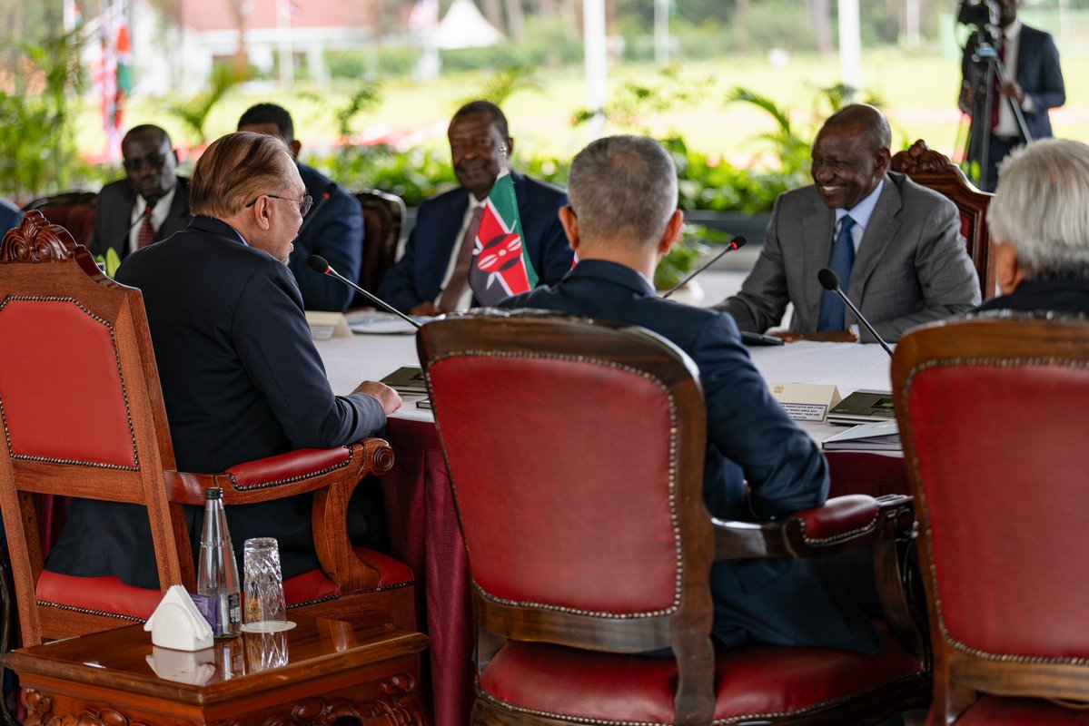 AnuarSaddat's tweet image. The guy who wants to make Kenya like Singapore can’t even spot the flag of his country, that fly on his car everyday, is inverted right in front of him😂😂😂😂

Incompetent by birth!