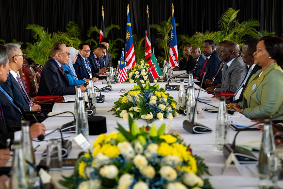 AnuarSaddat's tweet image. The guy who wants to make Kenya like Singapore can’t even spot the flag of his country, that fly on his car everyday, is inverted right in front of him😂😂😂😂

Incompetent by birth!