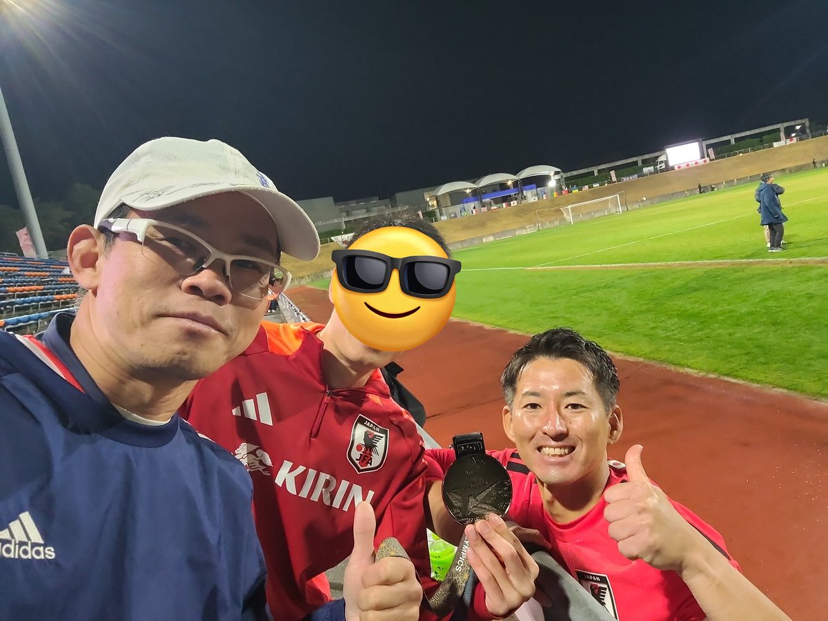 aru6295's tweet photo. 「金メダルじゃなくてごめんなさい」って言われたけど、全然ゴメンじゃない。

自分にとっては最高の銀メダル🥈
そして改めて思う。
「このチームと一緒に世界一になりたい」

試合後で疲れてるはずなのに一直線にこっちに来てくれて「銀メダル、ぜひ首にかけて下さい」と言われてかけさせてもらったけど、重さ以上に重かった。

この悔しさは2年後のW杯優勝で晴らしましょう。

デフサッカー日本代表の選手
スタッフ
関係者の皆様

本当にお疲れ様でした。
感動の10日間をありがとうございました🙏

#デフサッカー
#デフリンピック2025
#松元卓巳