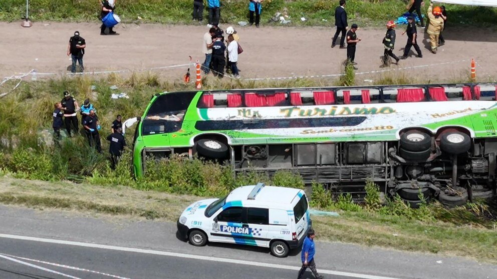 DiarioredesA's tweet image. #Micro #MarDelPlata #Kicillof 
Volcó un micro que viajaba a Mar del Plata para un acto de Axel Kicillof: dos muertos y varios heridos.
