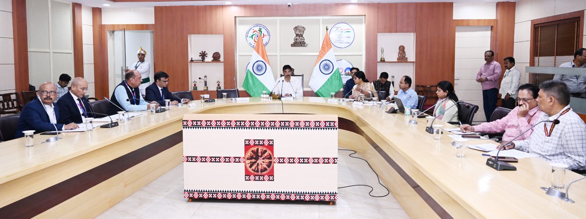 DrHariBabuK's tweet photo. Had an engaging virtual interaction with students and teachers of ST & SC Development Department schools from Raj Bhavan.
It was heartening to hear their experiences on how the SBI-supported smart interactive panels are making learning more engaging and effective. I encouraged the schools to note the improvements they see in learning outcomes, as technology continues to drive India’s progress and open new possibilities for education, especially in our tribal regions.