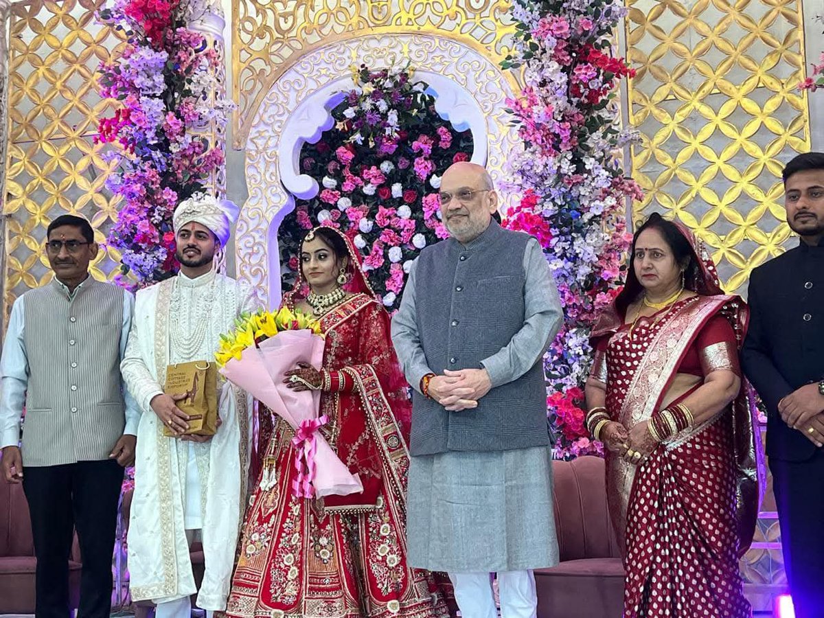 ocjain4's tweet image. वोट चोरी!

गृह मंत्री अमित शाह भाजपा मुख्यालय में टाइपिस्ट श्री रामधन की बेटी के विवाह समारोह में शामिल हुए।

आजकल बहुत कम राजनेता इस तरह का स्नेह दिखाते हैं।