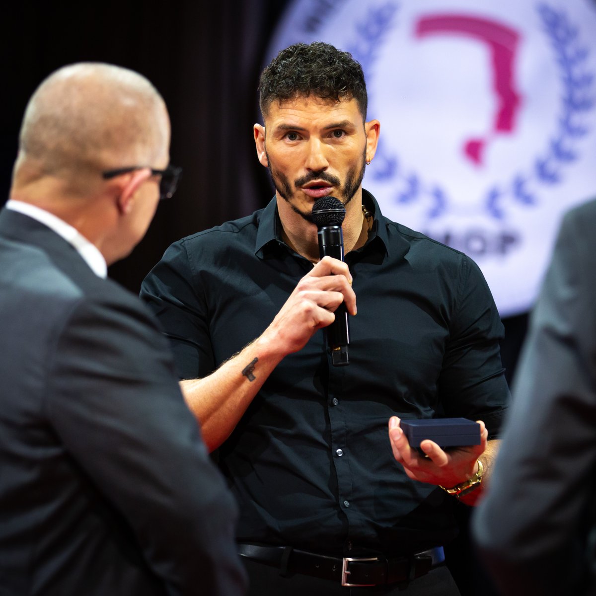 medaillesMGP's tweet image. 🏅9️⃣ Retour sur nos médaillés de la 4e édition : Nicolas

Policier formateur et champion de #boxe française, Nicolas met son expérience sportive et professionnelle au service des autres. 4 fois champion du monde, il consacre une partie de son temps libre à des actions solidaires.