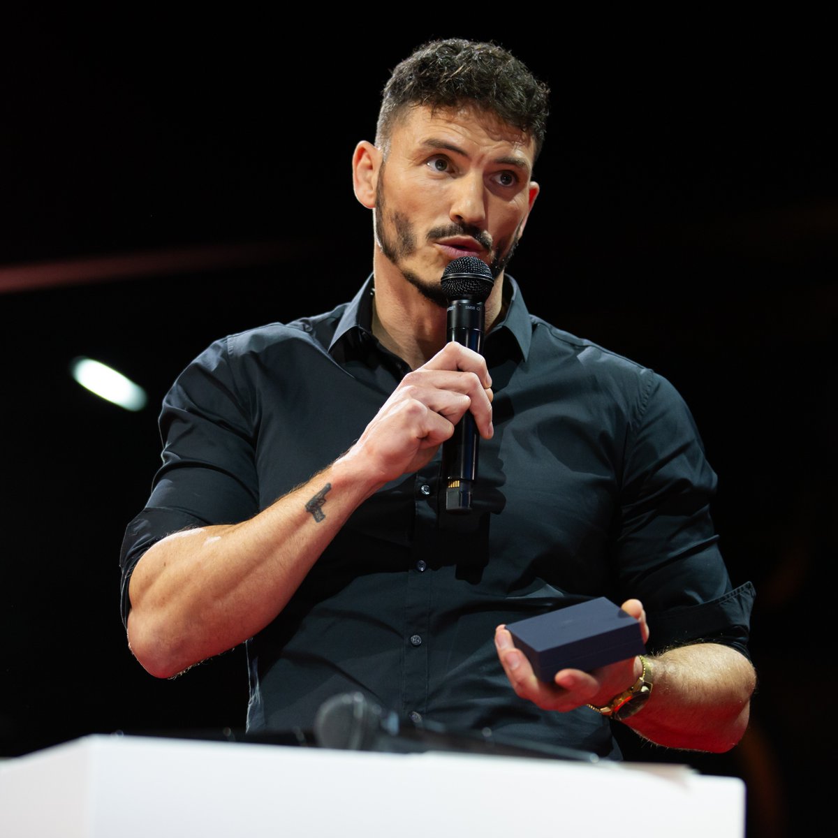 medaillesMGP's tweet image. 🏅9️⃣ Retour sur nos médaillés de la 4e édition : Nicolas

Policier formateur et champion de #boxe française, Nicolas met son expérience sportive et professionnelle au service des autres. 4 fois champion du monde, il consacre une partie de son temps libre à des actions solidaires.