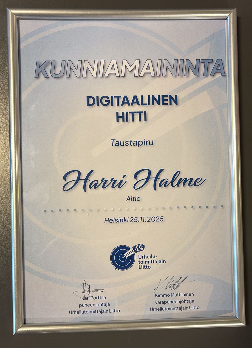 Kiitos. Arvostan. "Diploma" menee A-lehtien Aition pomojen Savolaisen, Sihvosen ja tuottaja Kati Lahtisen seinään. Kukat AD Tanja Pellikalle. Kiitos kuvatoimitus, kuulijat ja lukijat. Aamulla julkaisuun erikoisjakso menestyneimmästä urheilusta, maastohiihdosta. Rok.