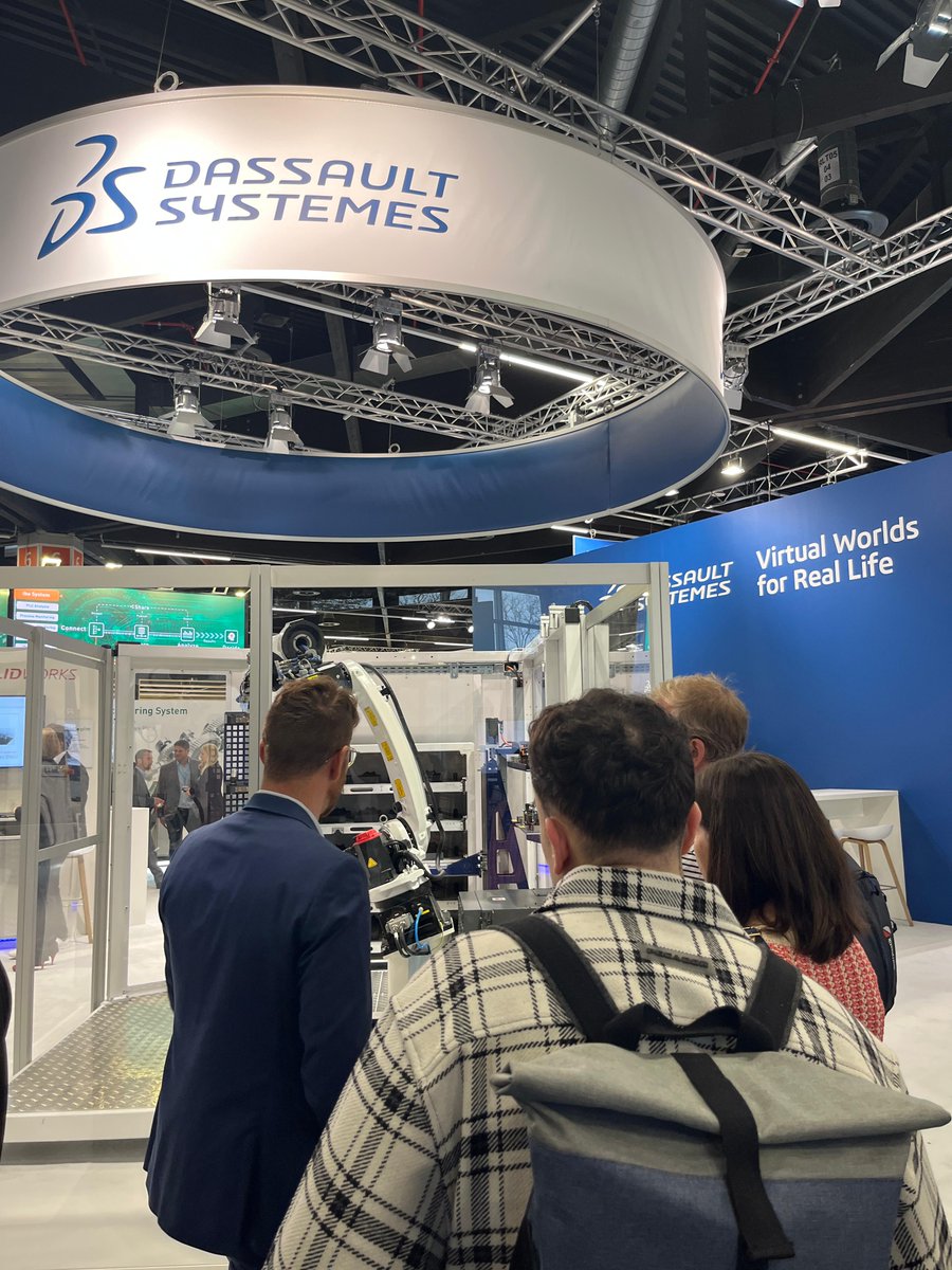 🎉 Tag 1 auf der #SPS2025 – wir feiern 30 Jahre SOLIDWORKS!
Ein besonderer Moment zum Auftakt: Gemeinsam mit unseren Besucherinnen und Besuchern wurde unsere SOLIDWORKS Torte angeschnitten – ein süßer Moment, um drei Jahrzehnte Innovation in der Konstruktion zu zelebrieren. 🥳