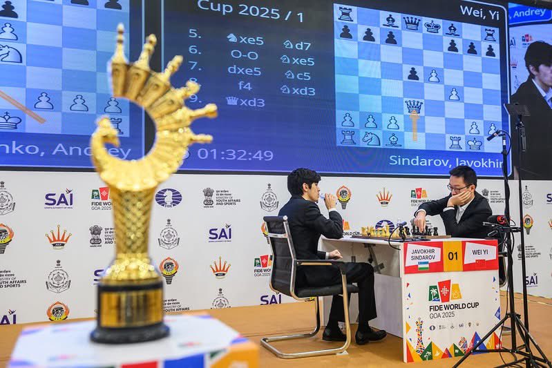 ECUonline's tweet image. The second game of the FIDE World Cup Finals wrapped up today, and the Winner of the event will be determined in the Tiebreaks! #FIDEWorldCup2025 #chess

🏆The final match between GM Wei Yi 🇨🇳 and GM Javokhir Sindarov 🇺🇿 is still tied after two draws in classical games and the…