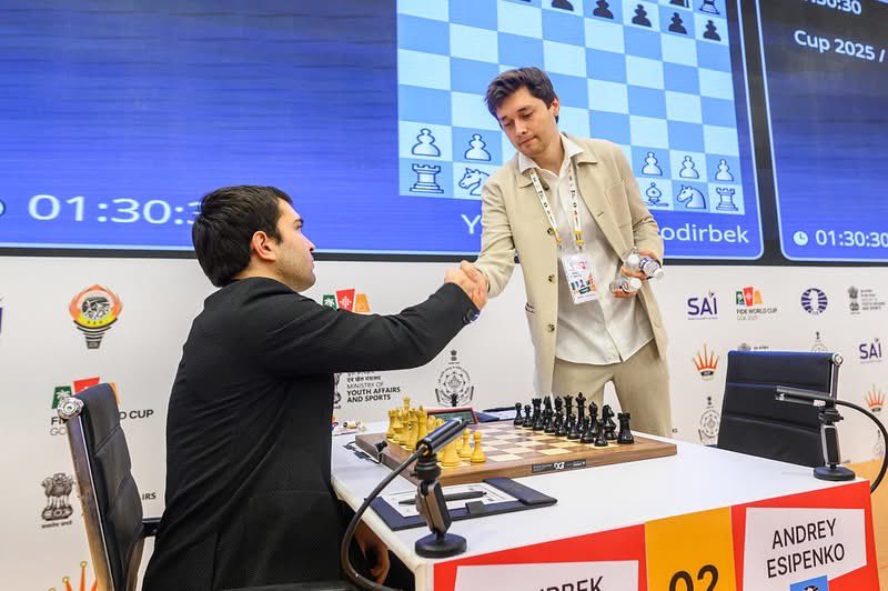 ECUonline's tweet image. The second game of the FIDE World Cup Finals wrapped up today, and the Winner of the event will be determined in the Tiebreaks! #FIDEWorldCup2025 #chess

🏆The final match between GM Wei Yi 🇨🇳 and GM Javokhir Sindarov 🇺🇿 is still tied after two draws in classical games and the…