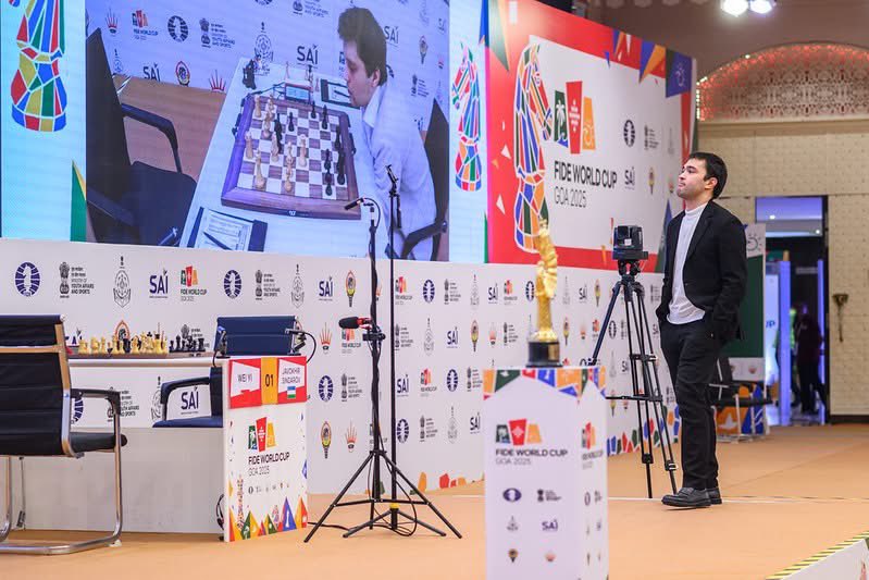 ECUonline's tweet image. The second game of the FIDE World Cup Finals wrapped up today, and the Winner of the event will be determined in the Tiebreaks! #FIDEWorldCup2025 #chess

🏆The final match between GM Wei Yi 🇨🇳 and GM Javokhir Sindarov 🇺🇿 is still tied after two draws in classical games and the…