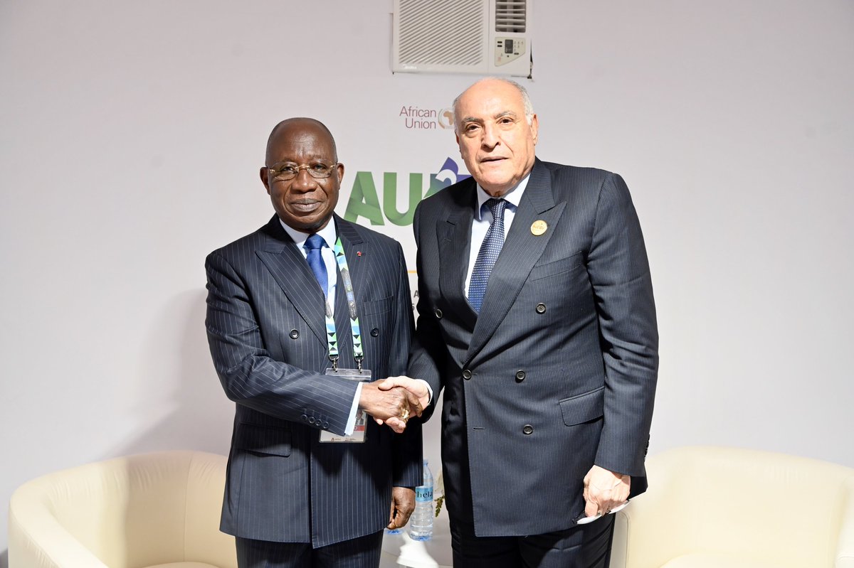 Algeria_MFA's tweet image. في إطار أشغال القمة السابعة للشراكة بين الاتحاد الإفريقي والاتحاد الأوروبي، المنعقدة بلواندا يومي 24و25 نوفمبر 2025، أجرى صباح اليوم وزير الدولة، وزير الشؤون الخارجية @Algeria_MFA السيد @AhmedAttaf_Dz محادثات ثنائية مع نظيره الإيفواري، السيد كاكو هواجا ليون أدوم.
🇩🇿 🇨🇮
#AUEU25