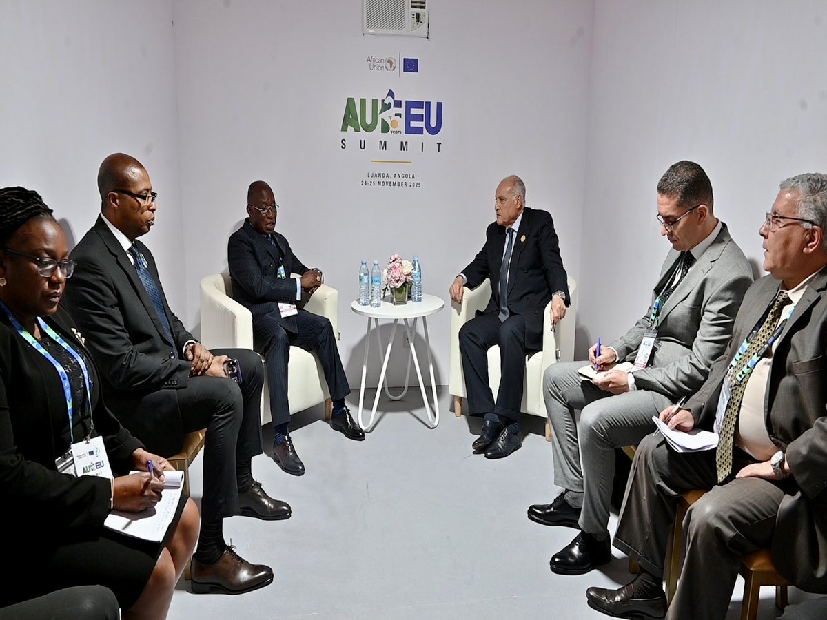 Algeria_MFA's tweet image. في إطار أشغال القمة السابعة للشراكة بين الاتحاد الإفريقي والاتحاد الأوروبي، المنعقدة بلواندا يومي 24و25 نوفمبر 2025، أجرى صباح اليوم وزير الدولة، وزير الشؤون الخارجية @Algeria_MFA السيد @AhmedAttaf_Dz محادثات ثنائية مع نظيره الإيفواري، السيد كاكو هواجا ليون أدوم.
🇩🇿 🇨🇮
#AUEU25