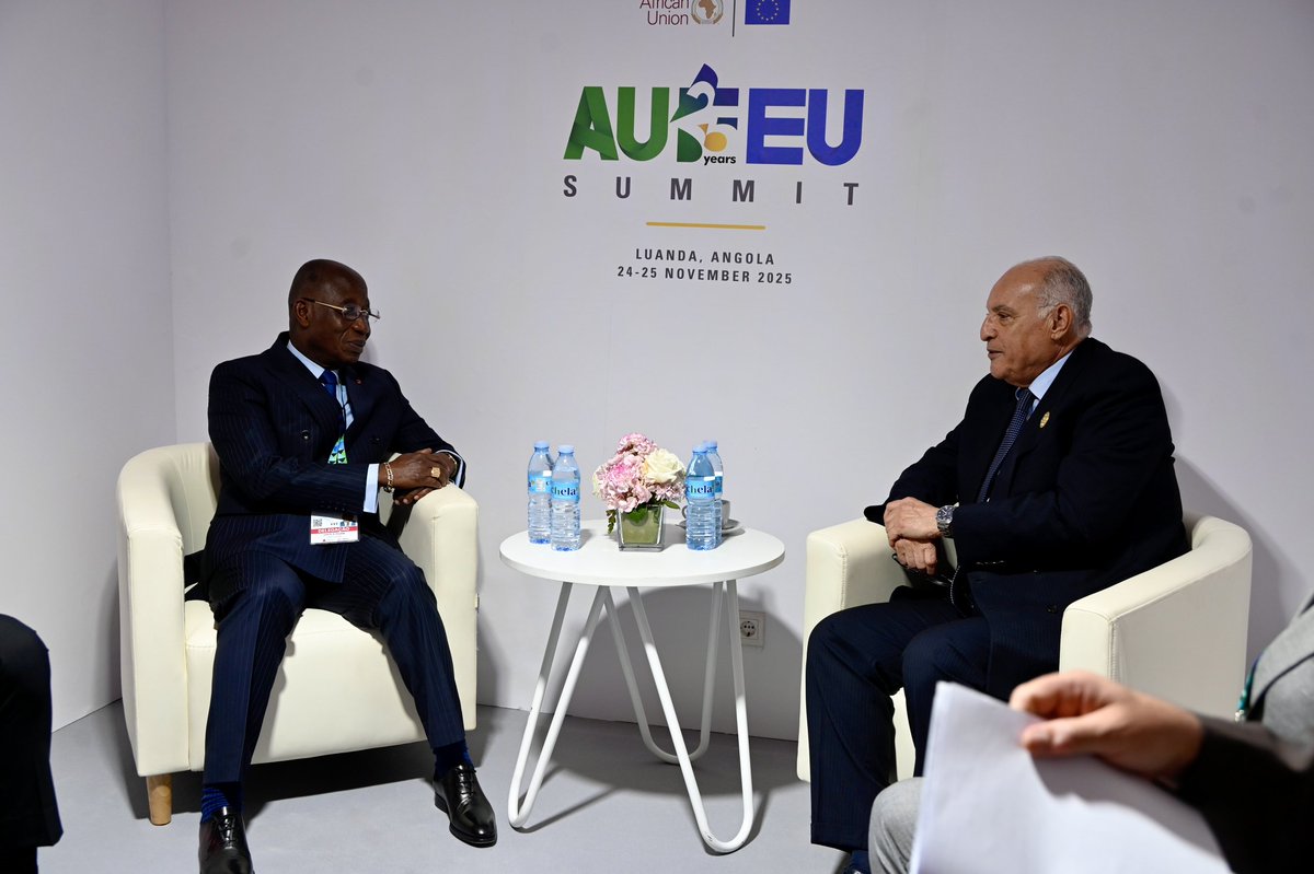 Algeria_MFA's tweet image. في إطار أشغال القمة السابعة للشراكة بين الاتحاد الإفريقي والاتحاد الأوروبي، المنعقدة بلواندا يومي 24و25 نوفمبر 2025، أجرى صباح اليوم وزير الدولة، وزير الشؤون الخارجية @Algeria_MFA السيد @AhmedAttaf_Dz محادثات ثنائية مع نظيره الإيفواري، السيد كاكو هواجا ليون أدوم.
🇩🇿 🇨🇮
#AUEU25