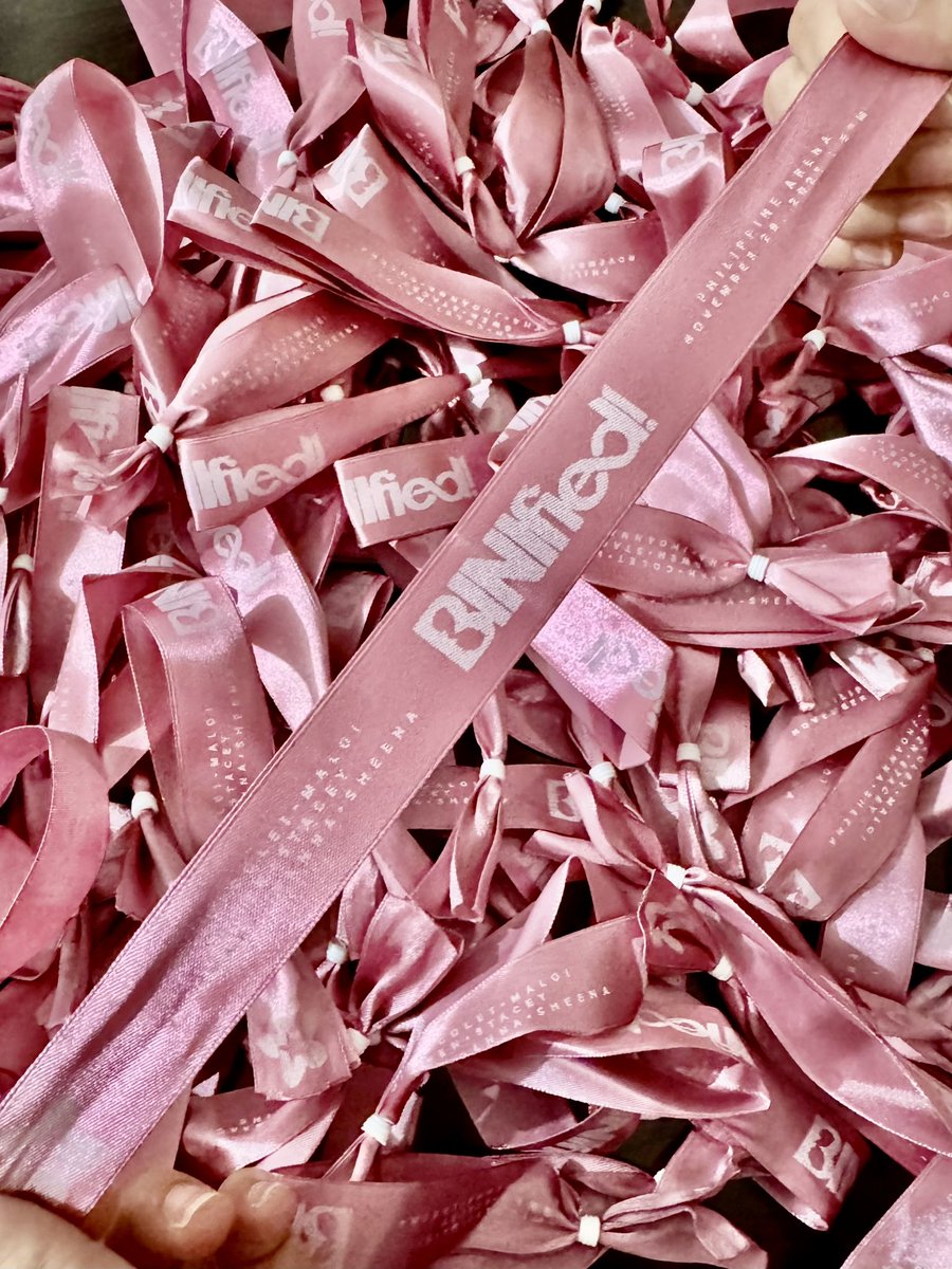 stakuluna's tweet image. ✨ FREEBIE ALERT! ✨

Fan support by: @yoursapphicgirl , @desorthat , @naurdrey , and meee💖

🎁 OT8 Ref Magnets 
🎀 BINIfied Wristband (Black/Pink)

Let’s all get BINIFIED! 🫶🏻
📌 Strictly 1:1 
📍 Time &amp;amp; Loc: TBA (depende sa oras ng dating sa arena) 
🤝 On-the-spot trades are…