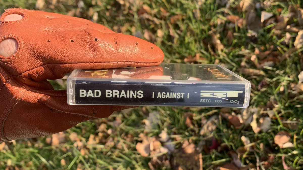 Got up at the buttcrack. Absolutely no one out. Glorious nature: birds singing, last bugs of autumn. Did I have time for all that? Hell no. I needed a ‘spro &amp; 16m44s of Bad Brains’ metallic slam dunk ‘I Against I’ side 2. Then: the 4-hour store opening ritual. We open at noon!
