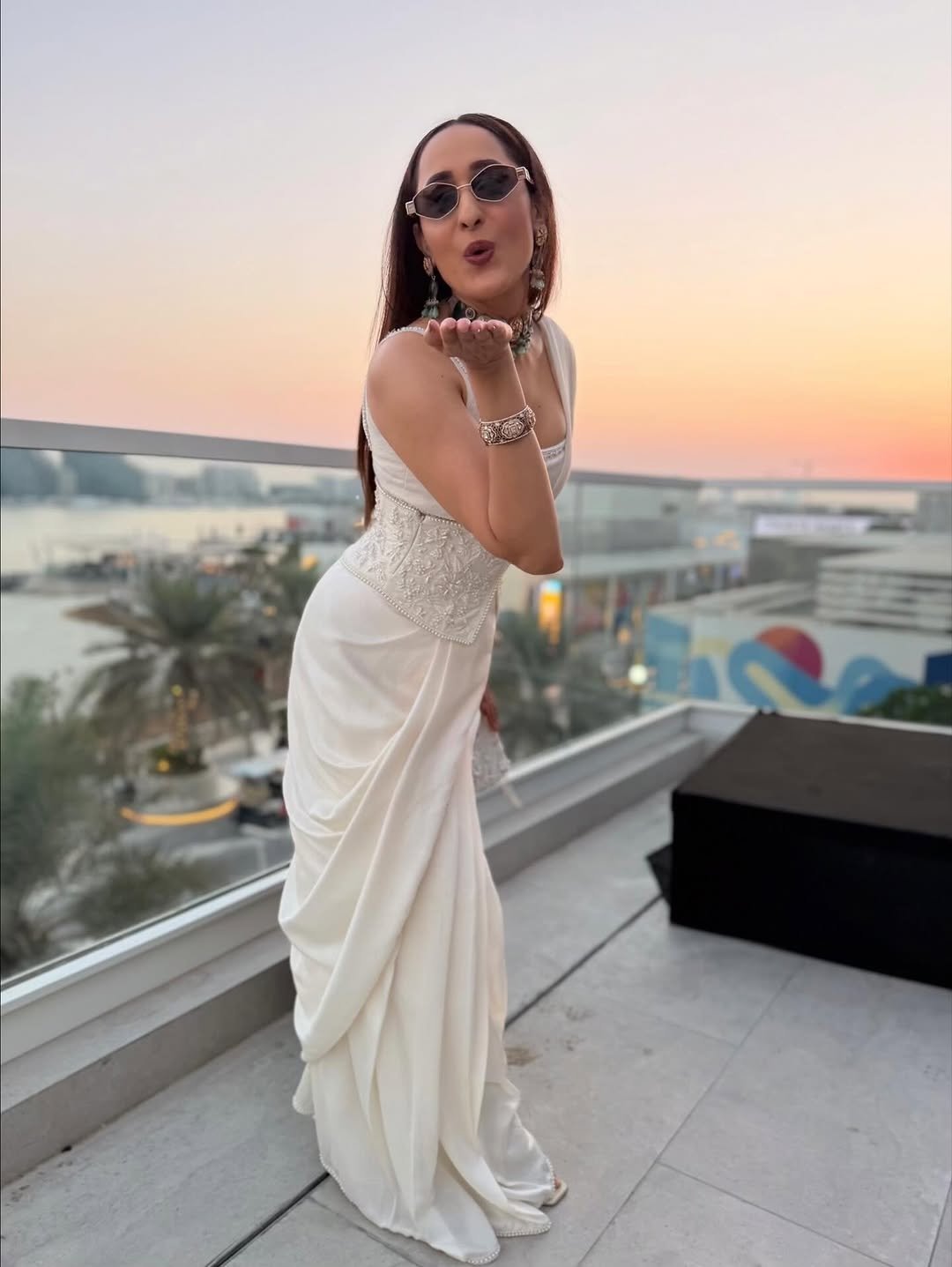 G6nHNmbbwAMDjr0?format=jpg&name=large