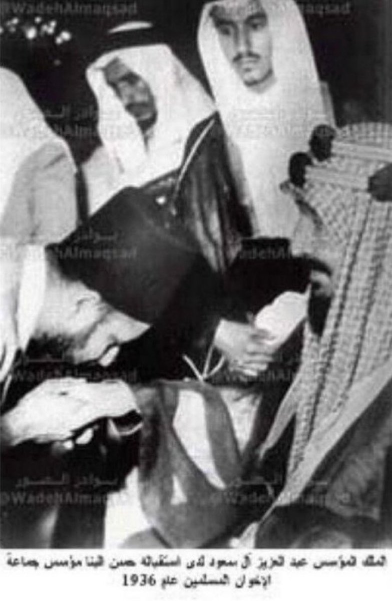 صورة للتاريخ 📍: 
حين قبّل مؤسس الاخوان يد الملك عبدالعزيز شاحذًا منه فتح فرع للاخوان المصريين 🚨: 

أتى زعيم ومؤسس حركة الاخوان المسلمين " حسن البنا " في حج عام 1354هـ/1936م، وجثا على ركبتيه وقبّل يد امام العرب والمسلمين ملك المملكة العربية السعودية الملك عبدالعزيز بن عبدالرحمن