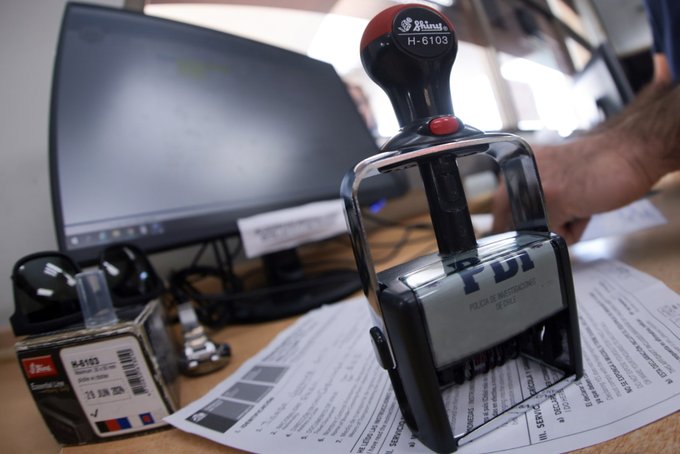 PDI_Coquimbo's tweet image. A través de su Departamento de Migraciones y Policía Internacional, la #PDI en la región de #Coquimbo, supervisa el tránsito fronterizo, verifica la situación migratoria de extranjeros y ejecuta medidas legales. 

Por una migración segura y regulada 

 #PDI #Migraciones