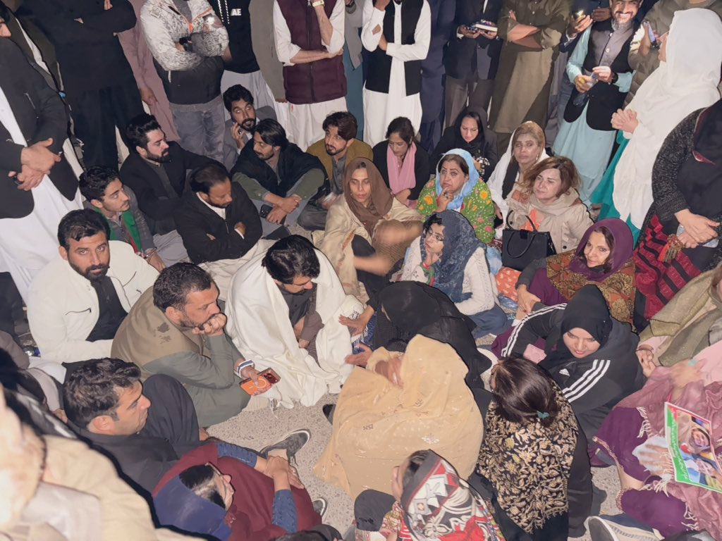 fayezasays's tweet image. Pakistan’s ex Prime Minister @ImranKhanPTI has been held in solitary confinement for over 22 days now.
His sister’s and his lawyers have no access to him. Court orders permitting access are being disregarded with complete impunity. We have absolutely no visibility into his health…