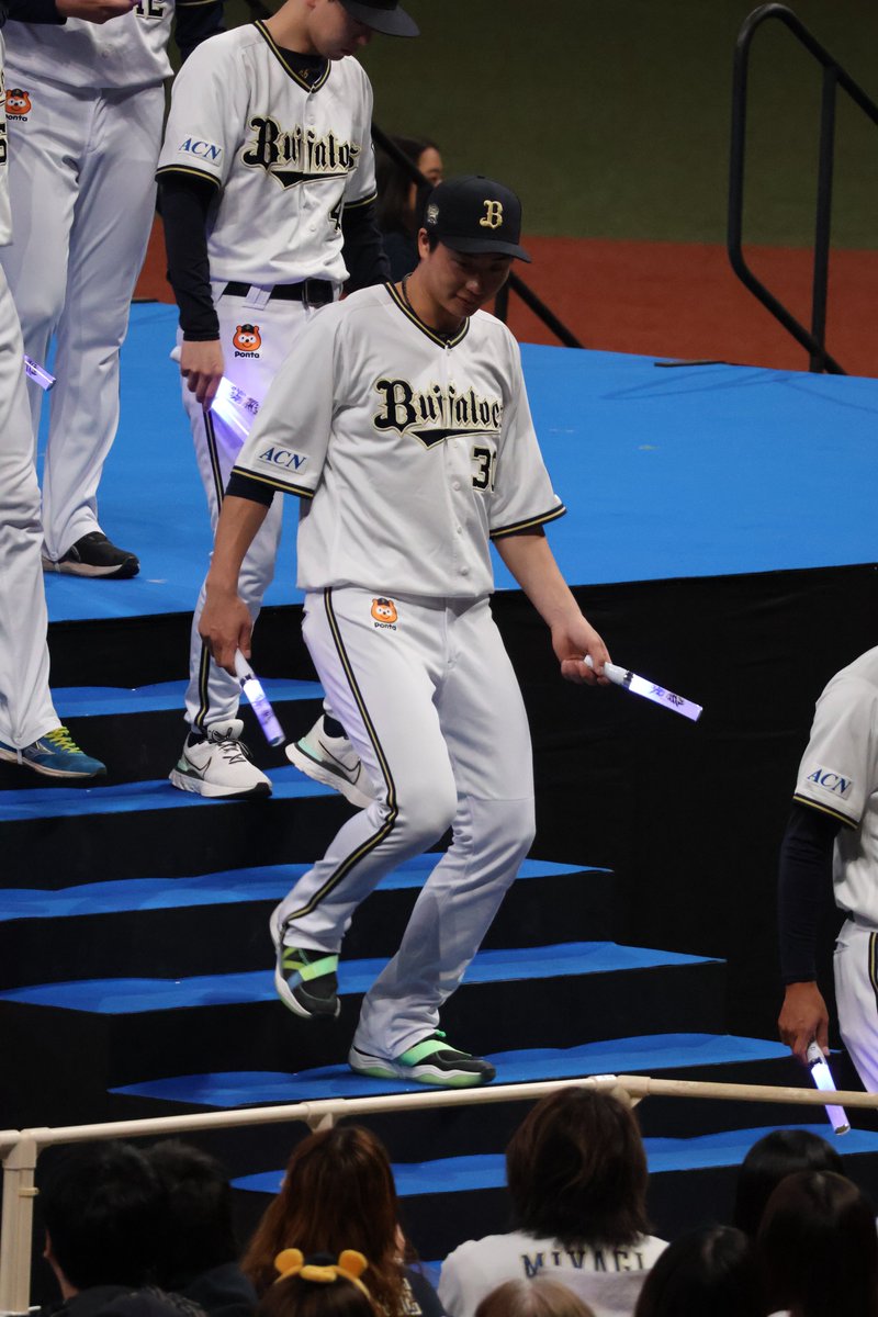 赤ちゃんロックオンからのお手振り👋🏻 #廣岡大志 #オリックス 2025.11.24