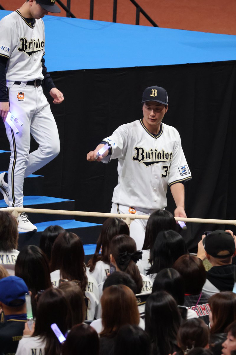 赤ちゃんロックオンからのお手振り👋🏻 #廣岡大志 #オリックス 2025.11.24