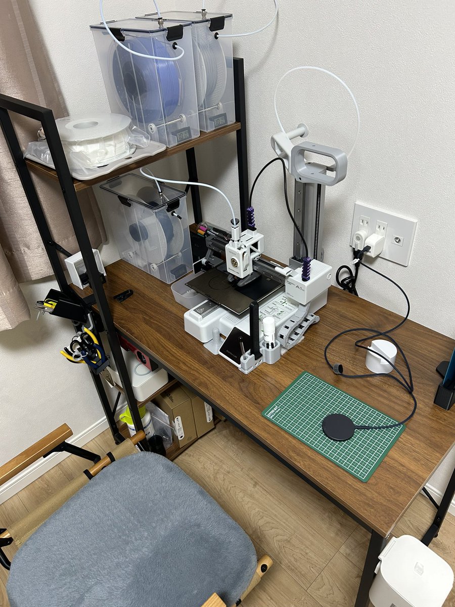 a_sohei's tweet photo. 3Dプリンターは私の世界には関係ないものと思ってましたが、この値段でこの使いやすさ！
手始めにプリンターを使いやすくするアクセサリーを作ってますが、想像したものが形になるのは感動です✨

慣れたら自分でも設計していくぞ！

3Dプリンター始めるなら、今でしょ！

　#BambuLab https://t.co/r2dJYhFR5c