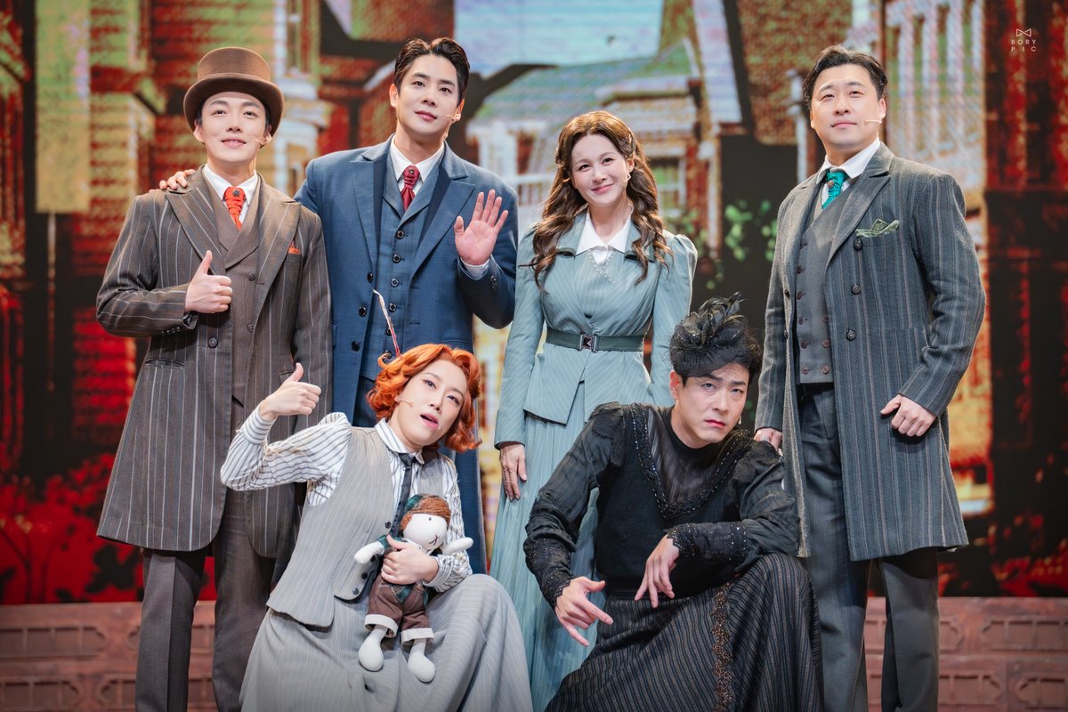 251125 레드북 링크스페셜데이 포토타임
안나 #아이비
브라운 #송원근
로렐라이 #홍우진
도로시 #한세라
앤디 #원종환
잭 #김승용