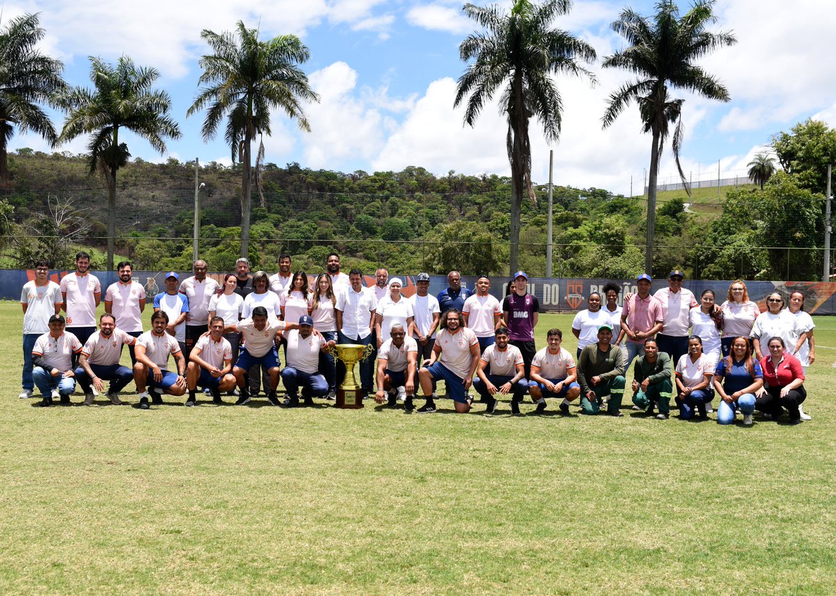 🏆 COLABORADORES E A TAÇA! 

Hoje foi dia da foto oficial do troféu de campeão da Segundona do Campeonato Mineiro com colaboradores, parceiros, prestadores de serviço e membros das comissões técnicas das categorias de base.

Pessoas que fazem o trabalho acontecer no dia a dia do