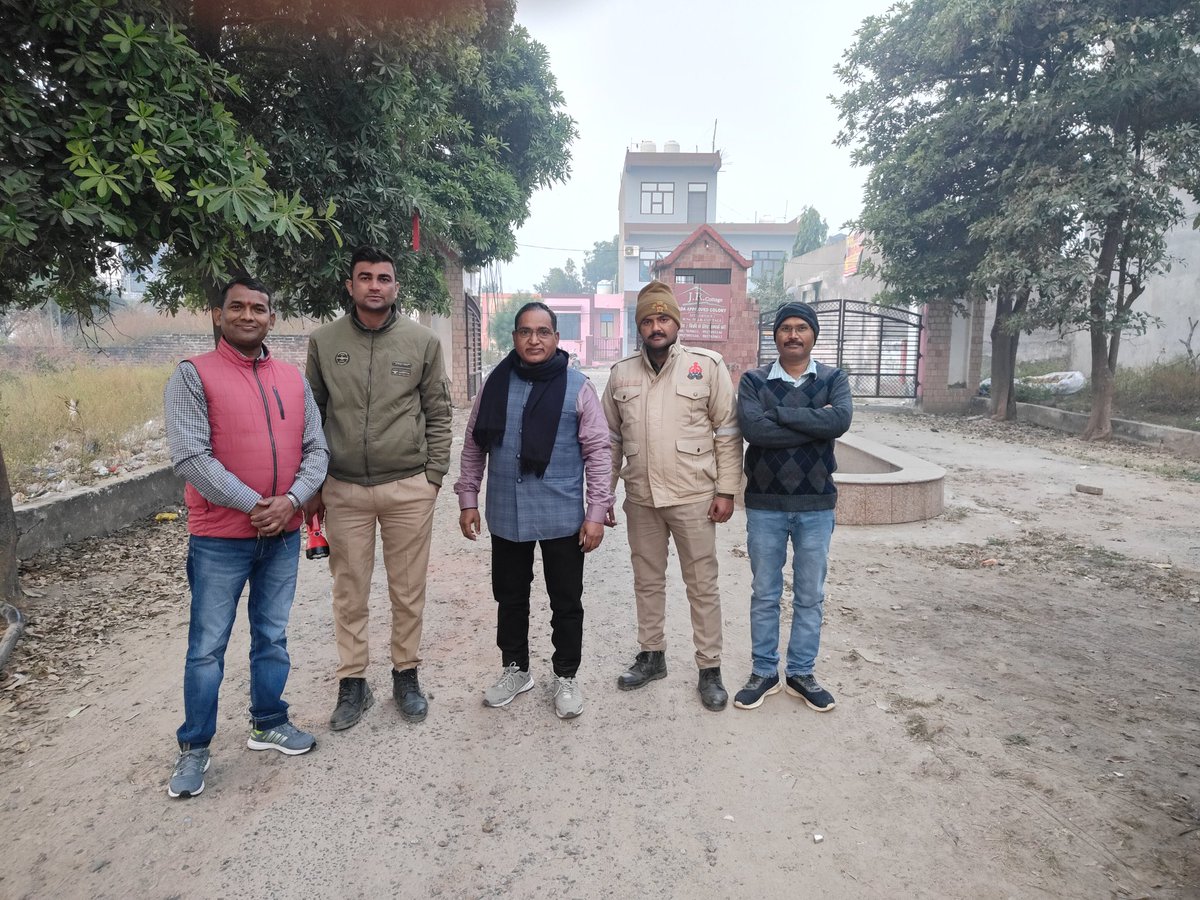 JLverma3's tweet photo. 25 नवम्बर दिल्ली रैली से आगरा पुलिस प्रशासन घबराई जिला संयोजक अटेवा आगरा को हाउस अरेस्ट किया गया रात्रि 12 बजे से अभी तक जारी... रैली समाप्त होने के बाद भी हाउस अरेस्ट 
गजब की शासन व्यवस्था 
@agrapolice 
@adgzoneagra https://t.co/dxF9p4ulxZ