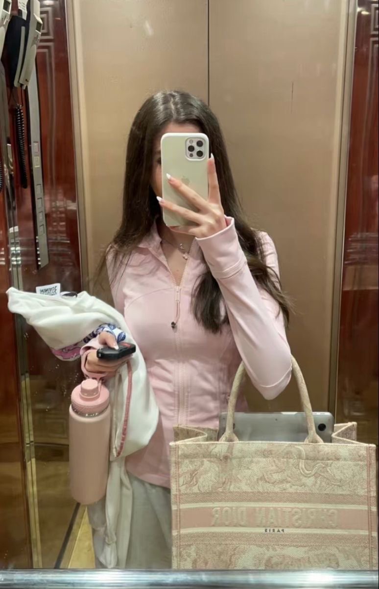 SyberianaWufiny's tweet photo. Enquanto aquela garota magra e bonita prefere usar o tempo livre para se exercitar, vc prefere ficar no cell deitada…
Enquanto ela prefere usar o dinheiro que sobra pra cuidar da pele, cabelo e comidas limpas, vc prefere gastar tudo em fast food… it’s your choice… https://t.co/myeH6dGszB