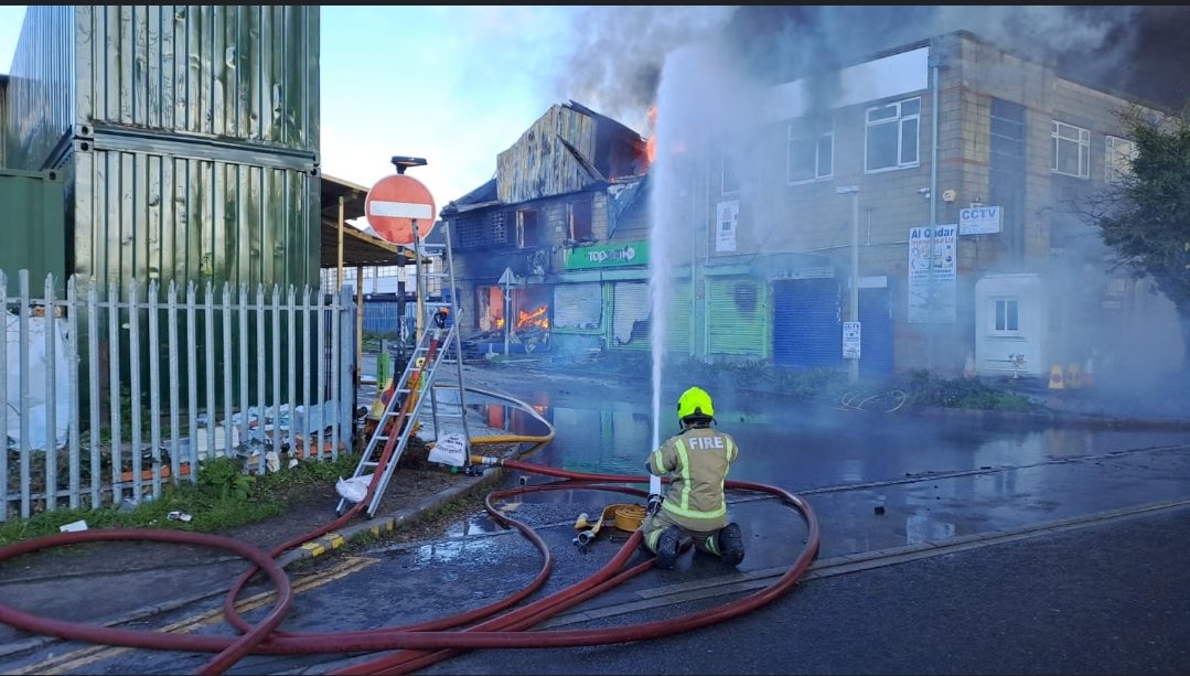 SazalSikde55823's tweet image. 🔥 Major Fire in Southall 🔥
Firefighters are battling a severe blaze as flames rip through the building.  Locals are advised to stay clear and keep windows shut.

👉 Full details: xily.pro/4H52a

#SouthallFire #LondonFire #BreakingNews #FireBrigade #UKNews