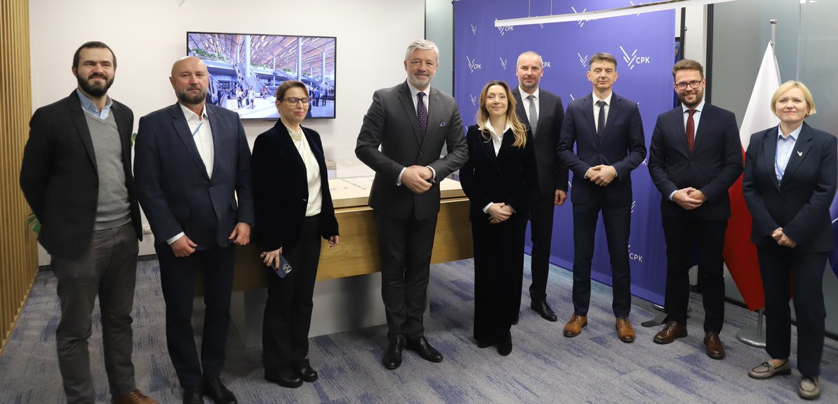 #CPK i #PolitechnikaWrocławska łączą siły w obszarze innowacji i kształcenia kadr ✈️ 📚

<a href="/CPK_PL/">Centralny Port Komunikacyjny</a> podpisał umowę o współpracy z <a href="/PWr_Wroclaw/">Politechnika Wrocławska</a>  – jedną z wiodących uczelni technicznych w Polsce🇵🇱.

Partnerstwo obejmuje działania badawczo-rozwojowe , w tym wspólne projekty naukowe,