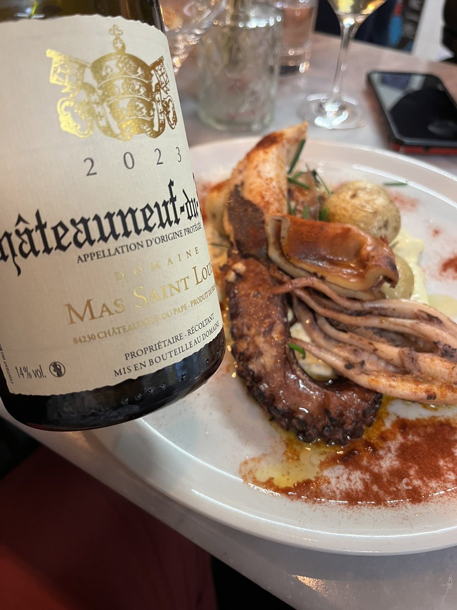 #lunchofthechampions a delicious pulpo a feira in #leshalles with #Chateauneuf blanc, the menu a #centrhalles resto  with #wineamigos <a href="/pietrosd/">🍾🍷PIETROVINI🍷🍾</a> !! Margaret, Pandora,  Diane , Patrick, Bruce <a href="/Kyle_Chu/">微風捕手 Kyle Chu</a> <a href="/avignontourisme/">Avignon Tourisme</a>